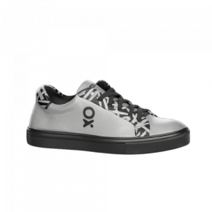 Estas zapatillas urbanas son la prueba de que no hace falta saturar para causar impacto. Base clara, contraste en negro y un patrón gráfico que aporta ritmo sin perder elegancia. Es una zapatilla que juega con el equilibrio: limpia, moderna y con un estilo visual que rompe con lo normal en su punto justo.
